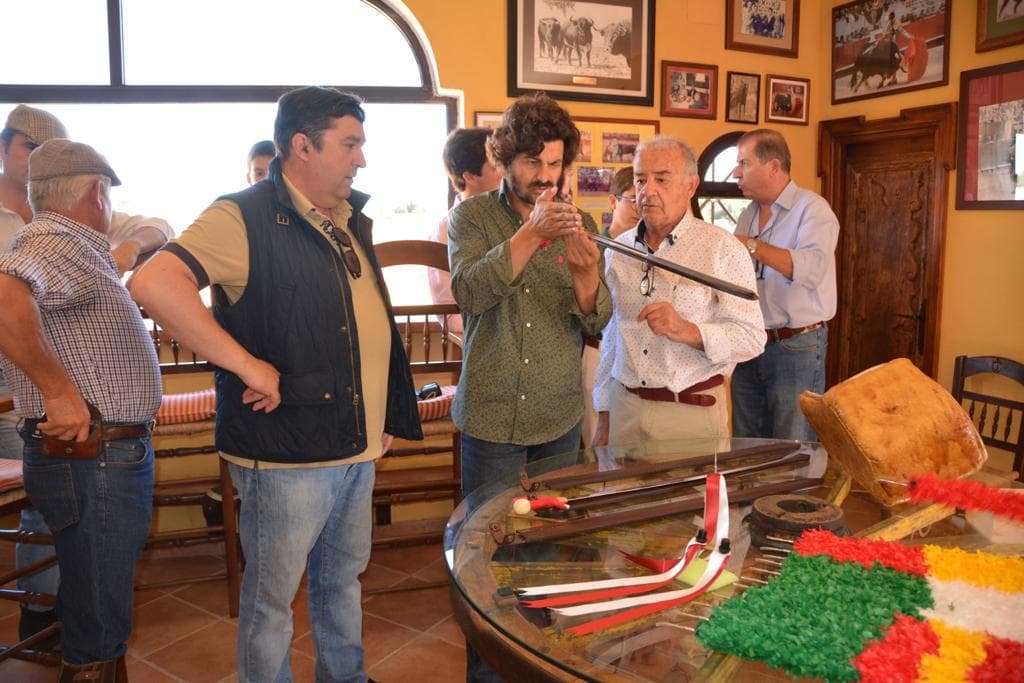 El equipo de TauroInnova estudiando y revisando los útiles